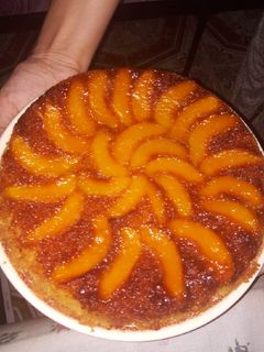 صورة لوصفة كيكة المقلوبة بالخوخ