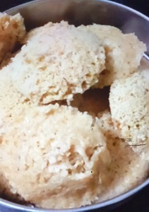 A picture of Brown rice soft idlis.