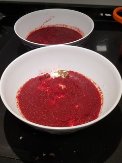 Una foto de Sopa de remolacha y tomates asados con feta