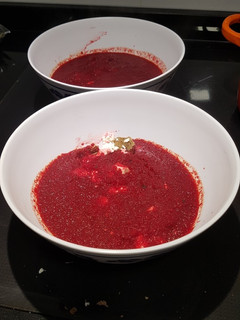 Una foto de Sopa de remolacha y tomates asados con feta