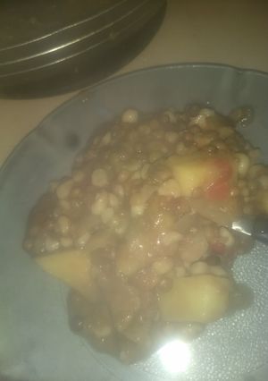 Una foto de Guiso de lentejas y maíz blanco