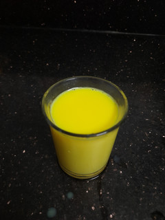 લીલી હળદર વાળુ દૂધ (Raw Turmeric Milk Recipe in Gujarati) રેસીપી મુખ્ય ફોટો
