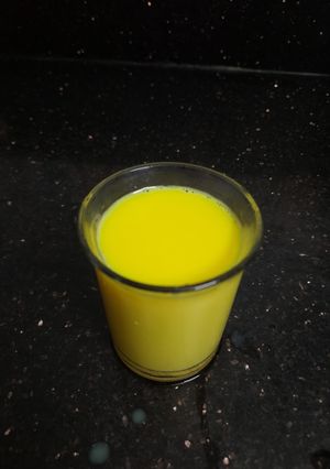 લીલી હળદર વાળુ દૂધ (Raw Turmeric Milk Recipe in Gujarati) રેસીપી મુખ્ય ફોટો