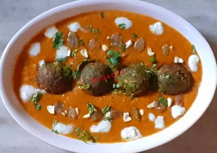 Chickpea and spinach balls in makhni gravy
