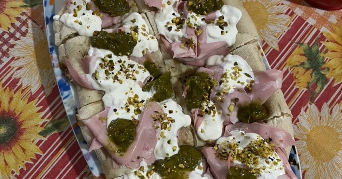 Ricetta Pinsa gourmet mortadella, pesto di pistacchi, stracciatella e