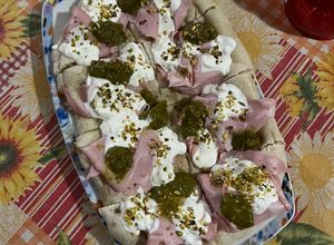Foto di Pinsa gourmet mortadella, pesto di pistacchi, stracciatella e granella di pistacchi