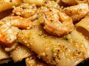 Una foto di paccheri al pesto