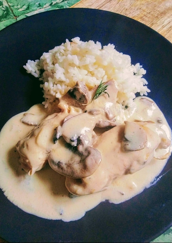 Una foto de Pollo relleno con salsa de champiñones