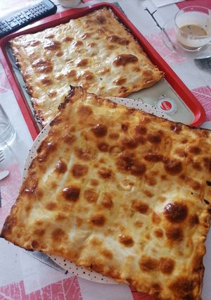 Una foto de Doble empanada de atún y pisto con huevo cocido