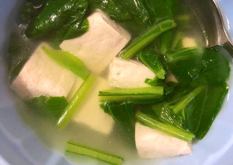 Bagaimana Menyiapkan Sup tahu putih simple yang Bisa Manjain Lidah