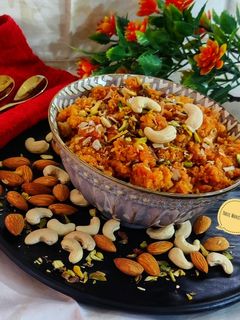 गाजर का हलवा (Gajar ka halwa recipe in Hindi) रेसिपी मुख्य फोटो