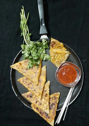 ત્રીએંગલ ચાઈનીઝ નૂડલ્સ પરાઠા (triangle chinese noodles paratha Recipe in gujarati) રેસીપી મુખ્ય ફોટો