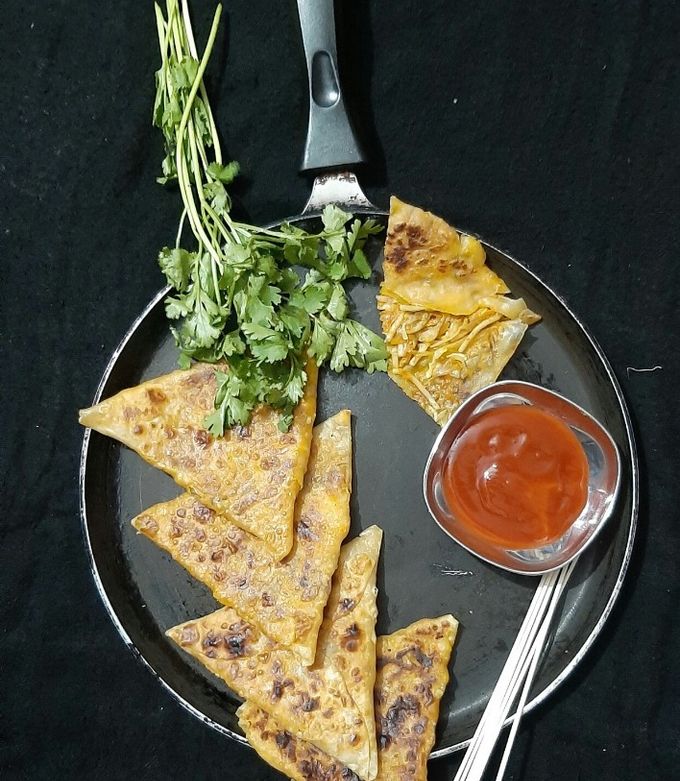 ત્રીએંગલ ચાઈનીઝ  નૂડલ્સ પરાઠા (triangle chinese noodles paratha Recipe in gujarati) રેસીપી મુખ્ય ફોટો
