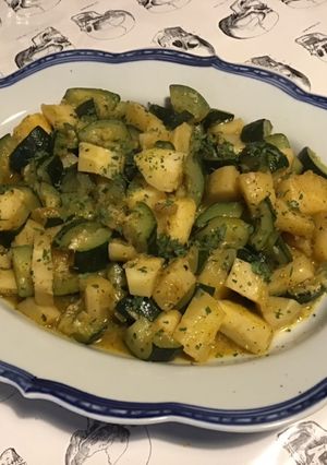 Une photo de Poêlée de courgettes et panais au bouillon de butternut
