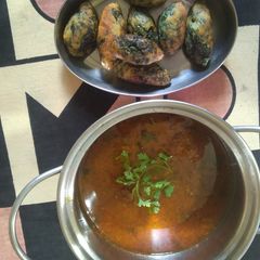 A picture of Palak malai kofta With shahi gravy.