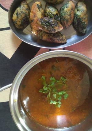 A picture of Palak malai kofta With shahi gravy.