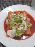 Enchiladas Rojas rellenas de queso y cebolla