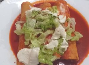 Una foto de Enchiladas Rojas rellenas de queso y cebolla
