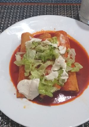 Una foto de Enchiladas Rojas rellenas de queso y cebolla