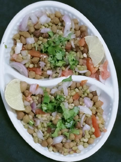 हरी मूंग काले चने की चाट। (hari moong dal chane ka chaat recipe in Hindi) रेसिपी मुख्य फोटो