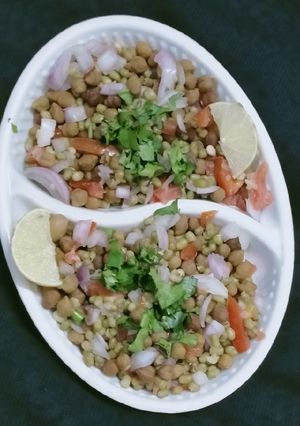 हरी मूंग काले चने की चाट। (hari moong dal chane ka chaat recipe in Hindi) रेसिपी मुख्य फोटो