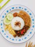 Nasi uduk Betawi (Magicom)