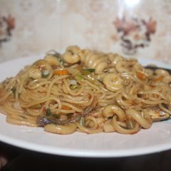 A picture of Spaghetti and macaroni jellof.