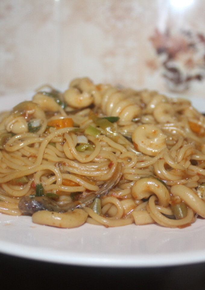 A picture of Spaghetti and macaroni jellof.