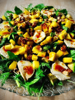 Una foto de Ensalada de espinacas con mango, nueces y vinagreta de frambuesas