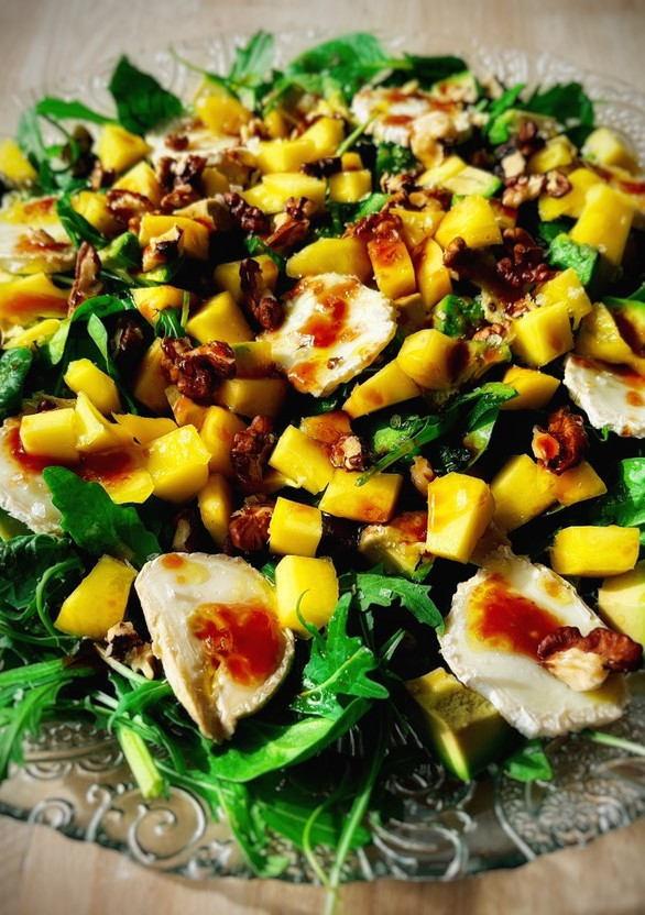 Una foto de Ensalada de espinacas con mango, nueces y vinagreta de frambuesas
