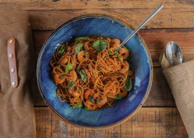 Basil pesto & king prawn spaghetti