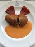 Paticas de cerdo rellenas de lechezuelas con salsa piquillo
