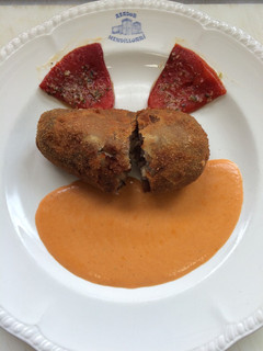 Una foto de Paticas de cerdo rellenas de lechezuelas con salsa piquillo