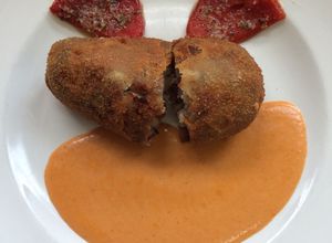 Foto principal de Paticas de cerdo rellenas de lechezuelas con salsa piquillo