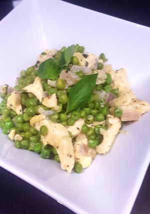 Foto principal de Pollo y guisantes con aires de trufa
