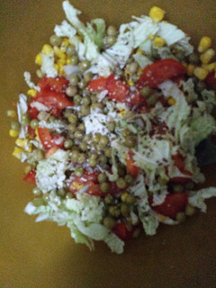 Una foto de Ensalada vegana multicolor y chía 😎🌹