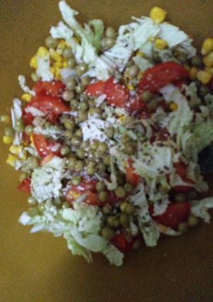 Una foto de Ensalada vegana multicolor y chía 😎🌹