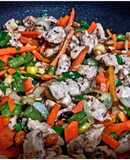Pollo y verduras al wok (sartén)