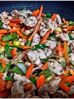 Una foto de Pollo y verduras al wok (sartén)
