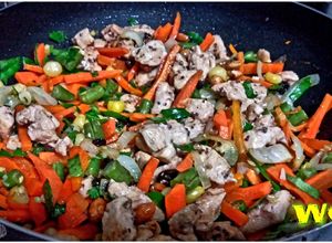 Una foto de Pollo y verduras al wok (sartén)