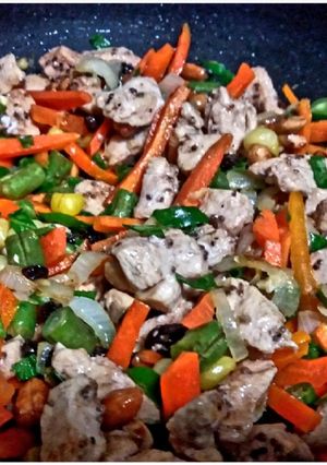 Una foto de Pollo y verduras al wok (sartén)