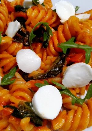 Paradicsomos- mozzarellás fusilli tészta recept fotója