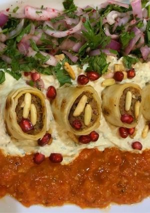 صورة لوصفة لفائف الكباب مع سلطة البندورة المشويه