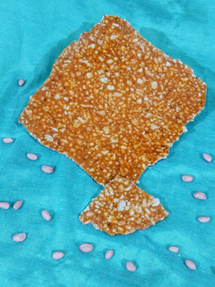 પીનટ ચીક્કી (Peanut Chikki Recipe In Gujarati) રેસીપી મુખ્ય ફોટો