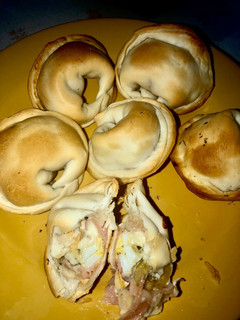 Una foto de Sombreritos (empanadas) de jamón&queso
