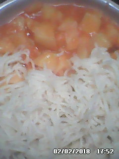 A picture of Spaghetti and Potato stew.