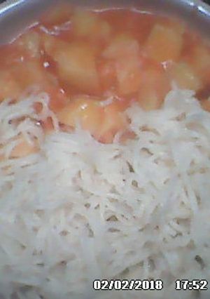 A picture of Spaghetti and Potato stew.