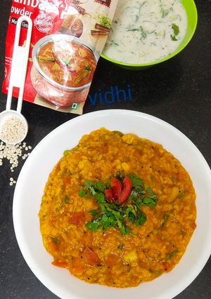 જૈન બીસી બેલે ભાત (Jain Bisi Bele Bhat Recipe In Gujarati) રેસીપી મુખ્ય ફોટો