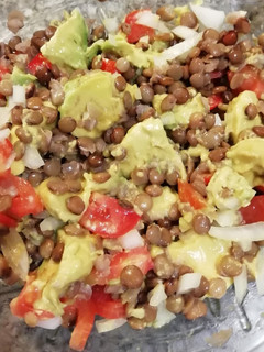 Una foto de Ensalada de lentejas con palta y tomate