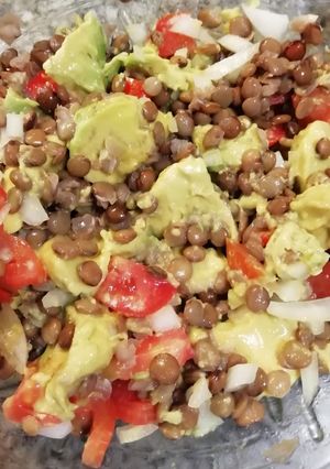 Una foto de Ensalada de lentejas con palta y tomate